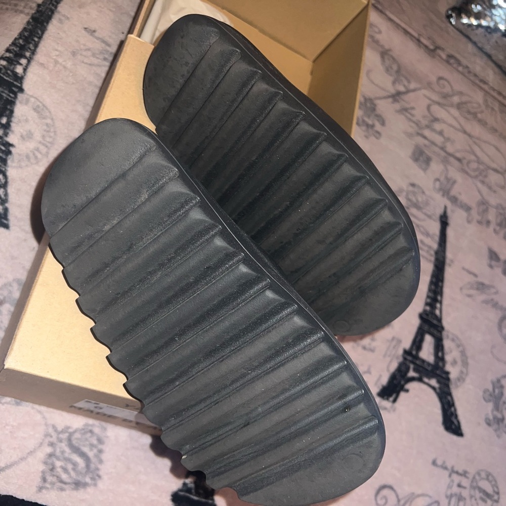 Yeezy Slides worn once